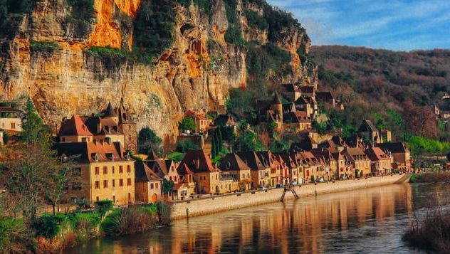 Anne Bécheau, Anne Becheau, visites guidées, visites privées, excursions, guide conférencière, Recherches historiques, Dordogne, Périgord, Perigord, périgord, visites guidées sarlat dordogne périgord, Anne Bécheau, Anne Becheau, visites guidées, visites privées, excursions, guide conférencière, Recherches historiques en Dordogne Périgord dordogne périgord, grottes ornées, habitats troglodytiques, mottes castrales, forteresses féodales, châteaux renaissance, manoirs, four banal, moulins, chartreuse