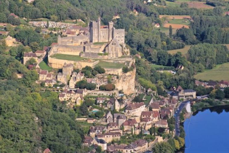 Trouver un guide pour visiter le périgord : Anne Bécheau, guide conférencière et historienne vous propose un grand nombre d'excursions guidées en Dordogne Périgord, visites guidées, visites privées, excursions, guide conférencière, Recherches historiques, Dordogne, Périgord, Perigord, périgord, visites guidées sarlat dordogne périgord, Anne Bécheau, Anne Becheau, visites guidées, visites privées, excursions, guide conférencière, Recherches historiques en Dordogne Périgord dordogne périgord, grottes ornées, habitats troglodytiques, mottes castrales, forteresses féodales, châteaux renaissance, manoirs, four banal, moulins, chartreuse